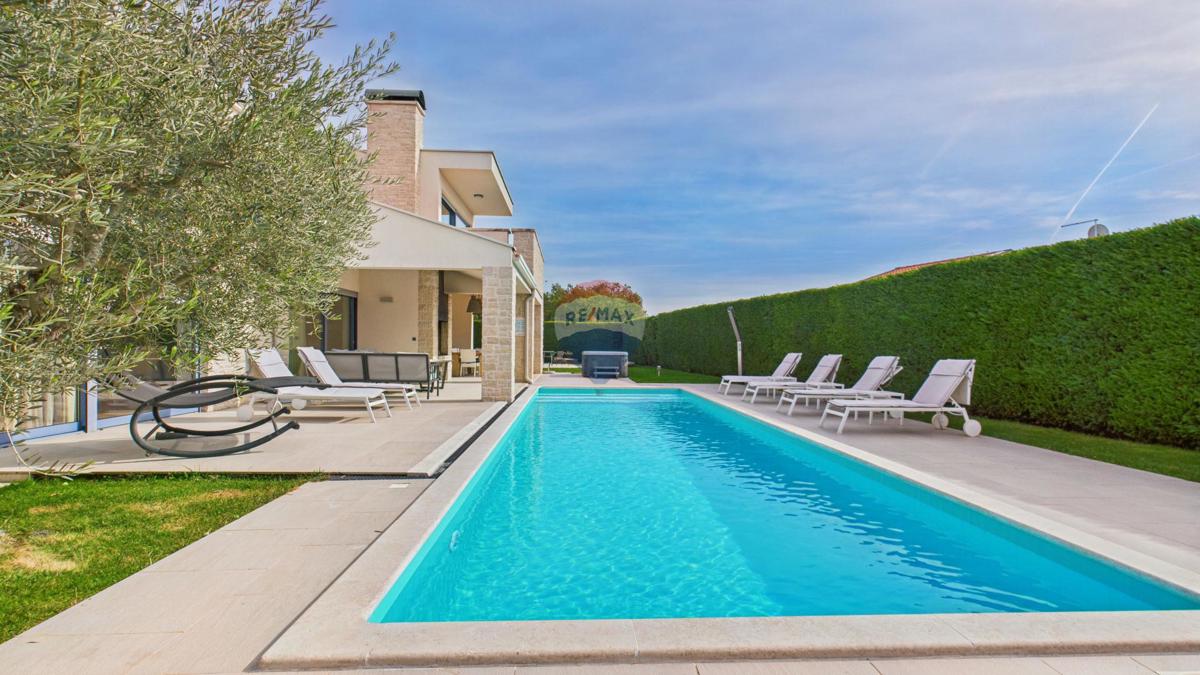 Casa moderna di lusso con piscina e jacuzzi su ampio terreno