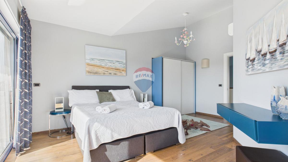 Casa moderna di lusso con piscina e jacuzzi su ampio terreno