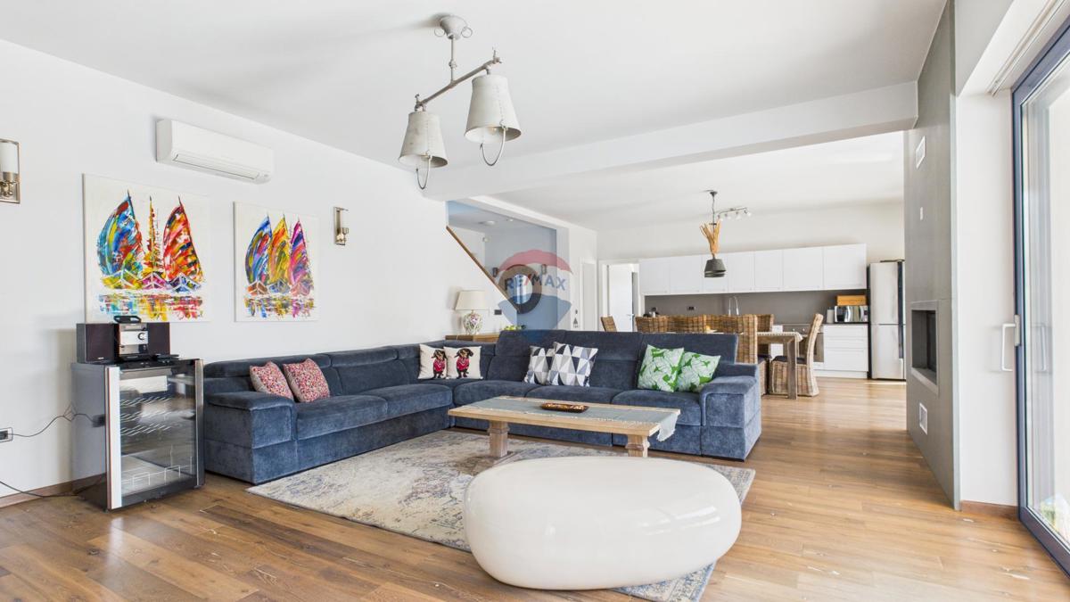 Casa moderna di lusso con piscina e jacuzzi su ampio terreno