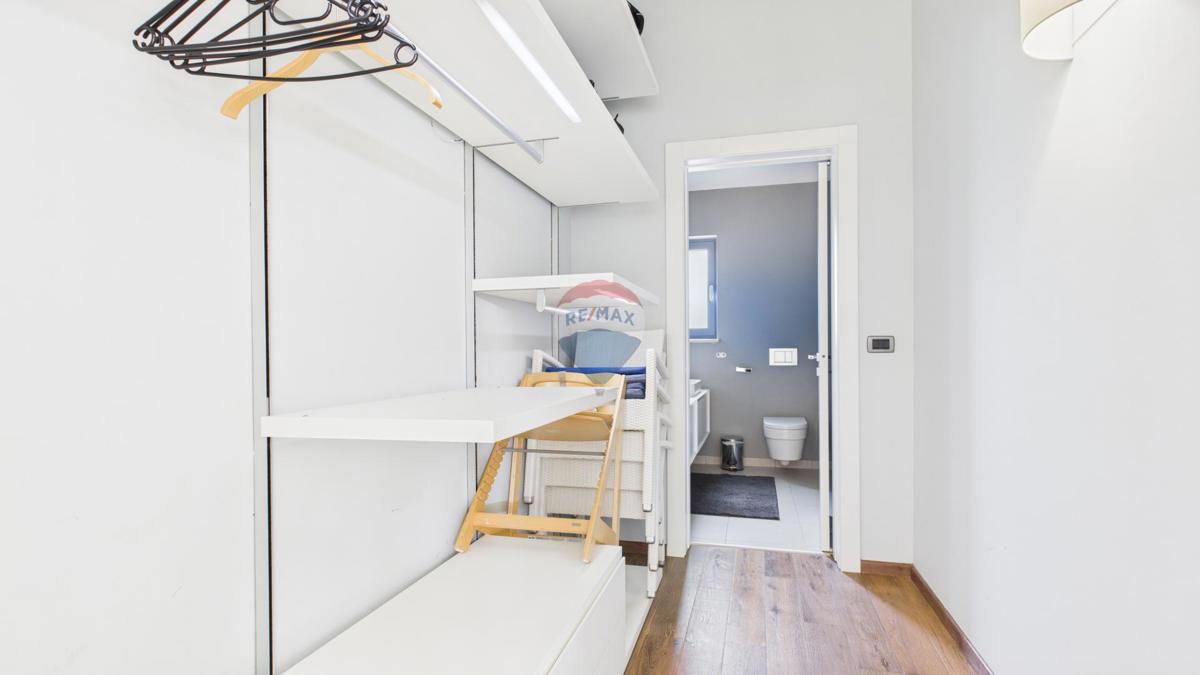 Casa moderna di lusso con piscina e jacuzzi su ampio terreno