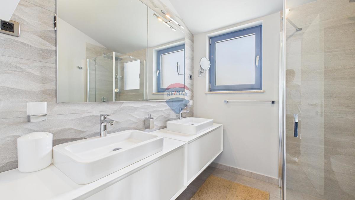 Casa moderna di lusso con piscina e jacuzzi su ampio terreno