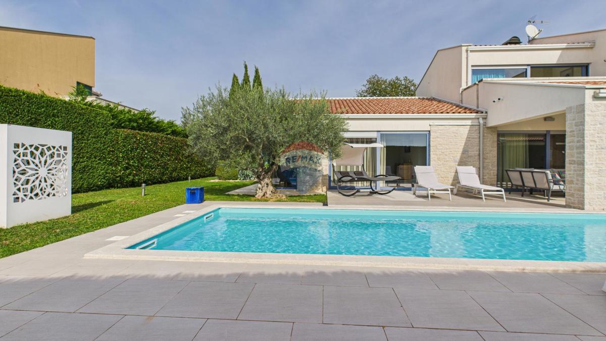 Casa moderna di lusso con piscina e jacuzzi su ampio terreno