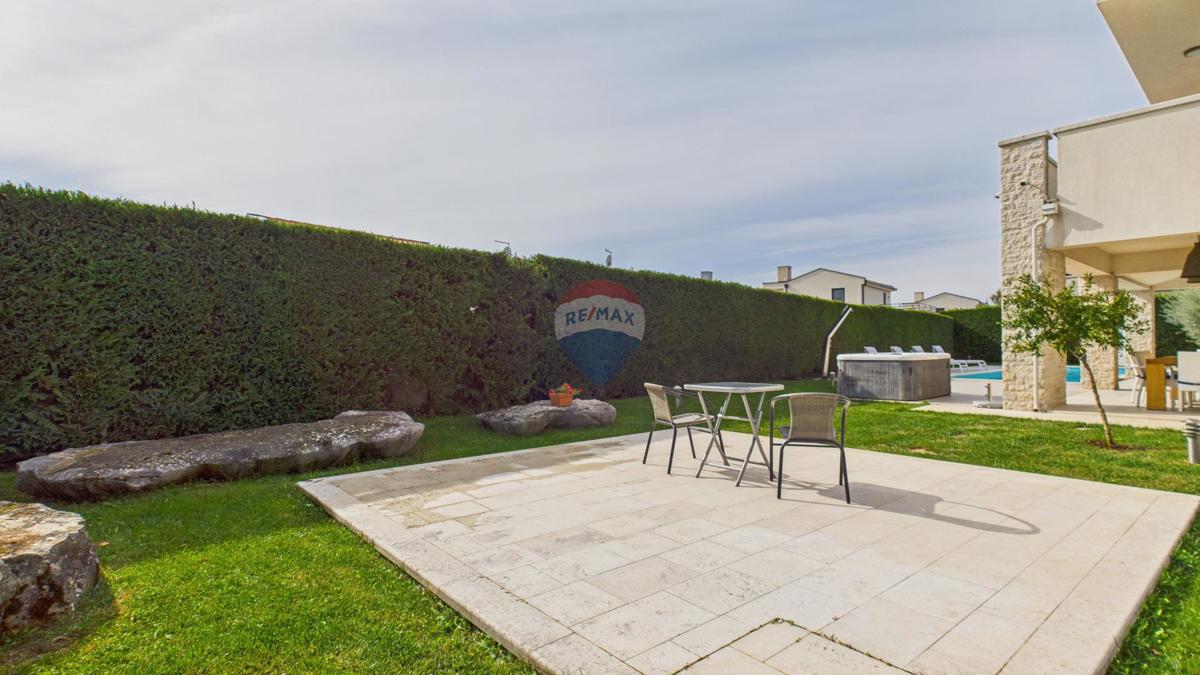 Casa moderna di lusso con piscina e jacuzzi su ampio terreno