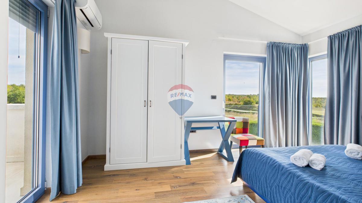 Casa moderna di lusso con piscina e jacuzzi su ampio terreno