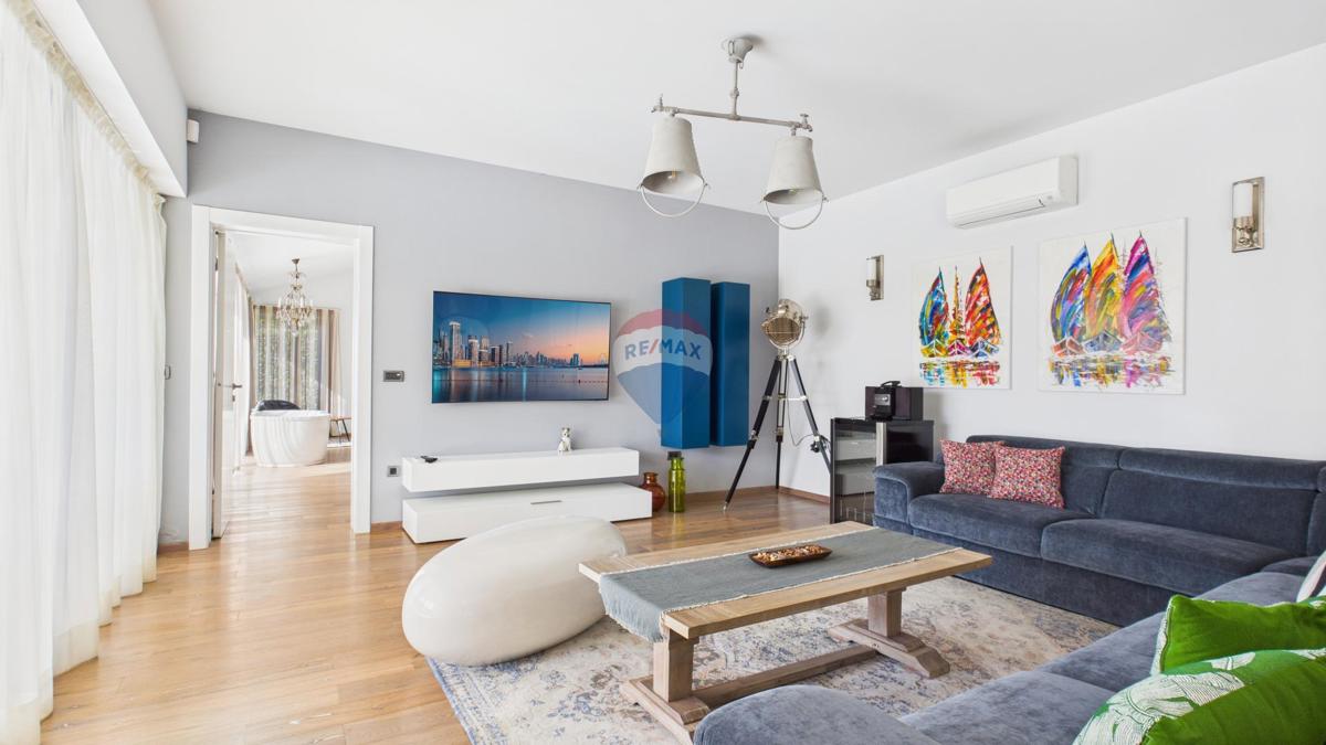 Casa moderna di lusso con piscina e jacuzzi su ampio terreno