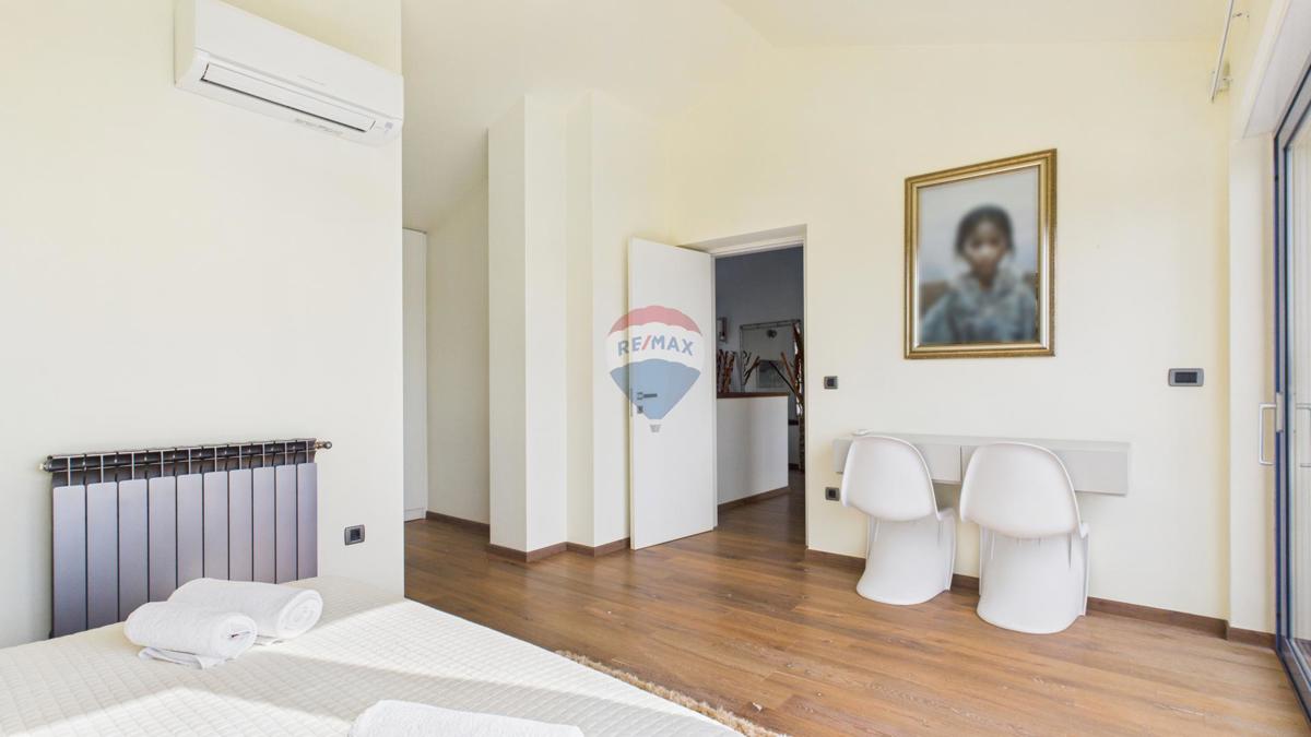 Casa moderna di lusso con piscina e jacuzzi su ampio terreno