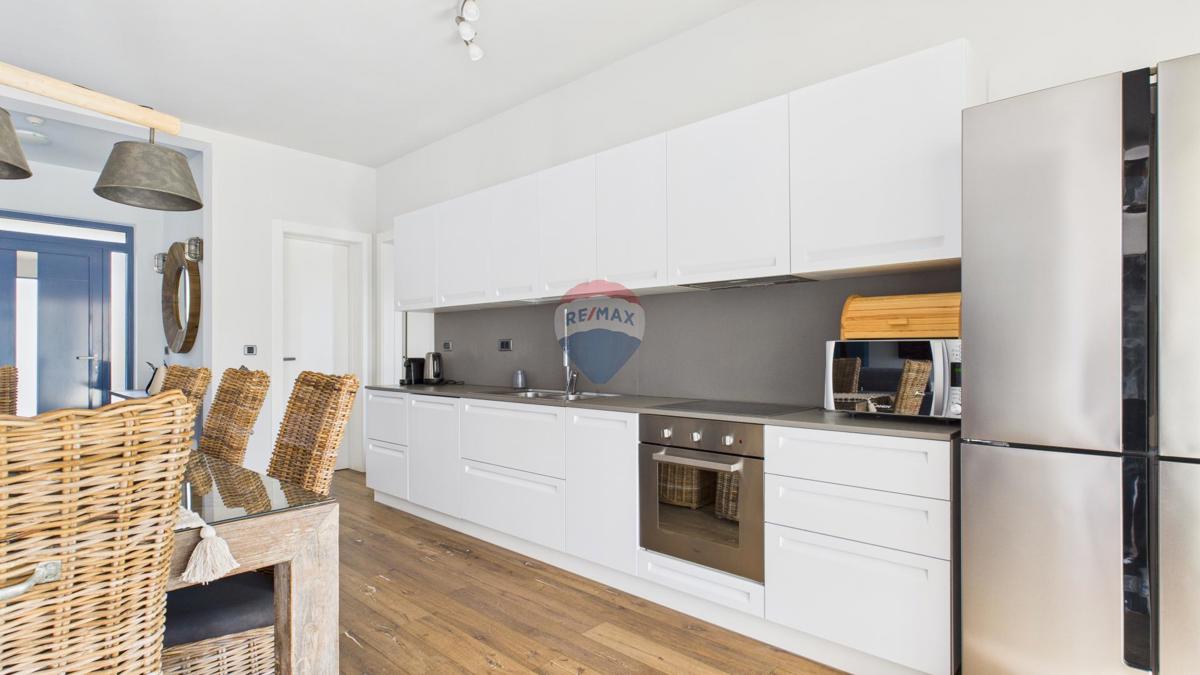 Casa moderna di lusso con piscina e jacuzzi su ampio terreno