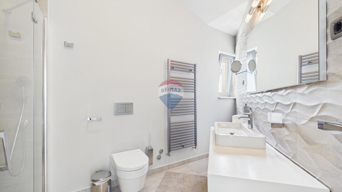 Casa moderna di lusso con piscina e jacuzzi su ampio terreno