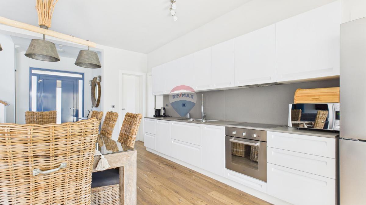 Casa moderna di lusso con piscina e jacuzzi su ampio terreno