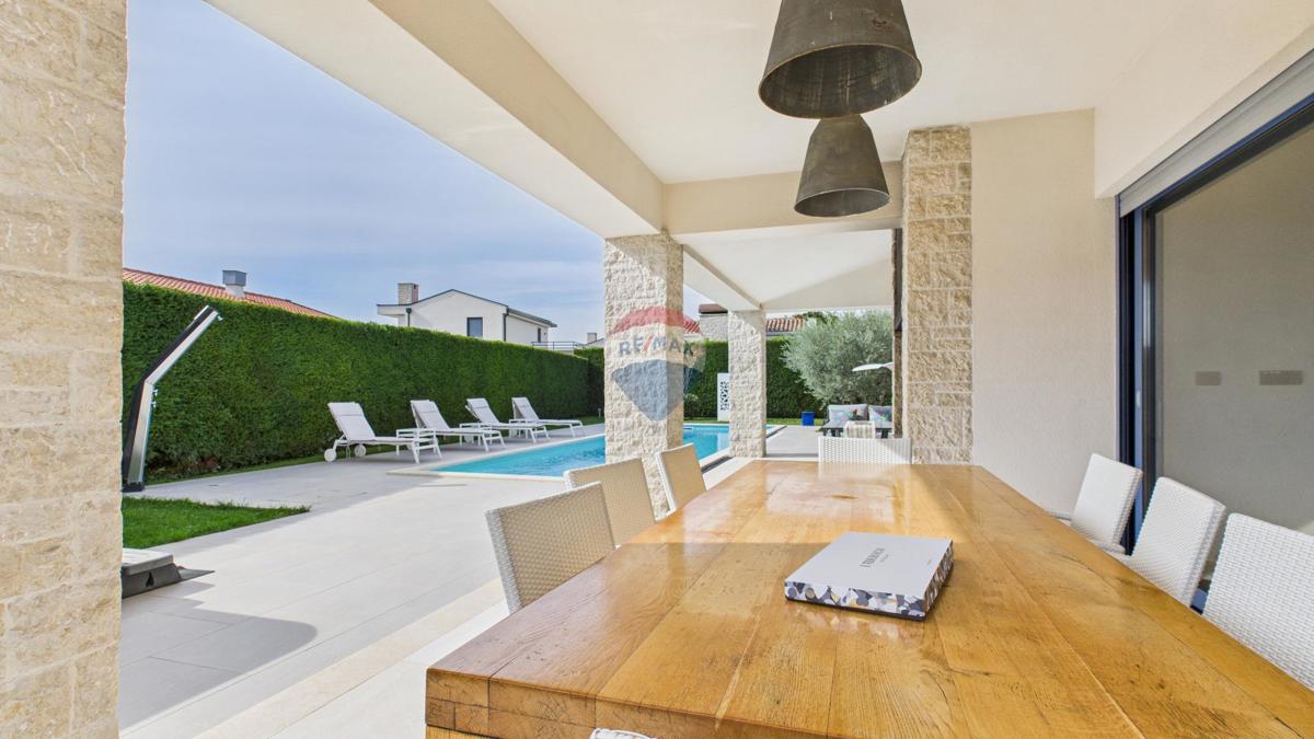 Casa moderna di lusso con piscina e jacuzzi su ampio terreno