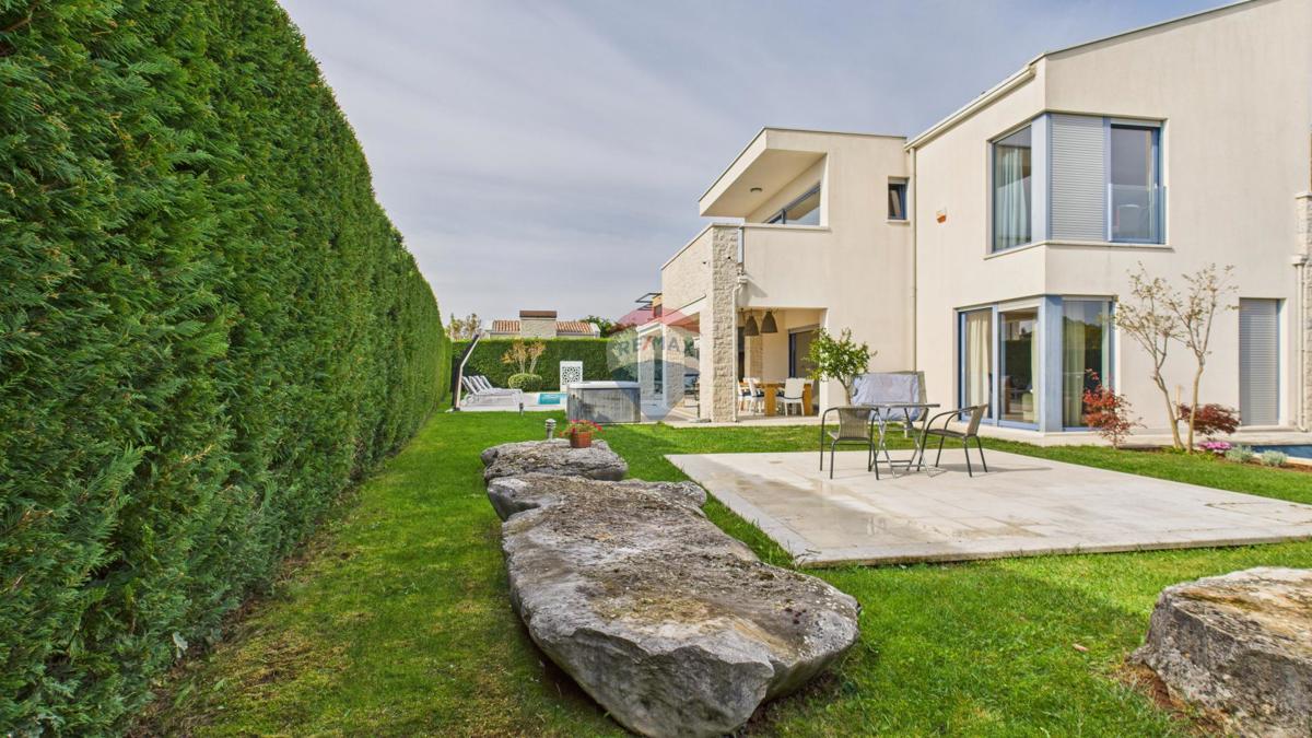 Casa moderna di lusso con piscina e jacuzzi su ampio terreno