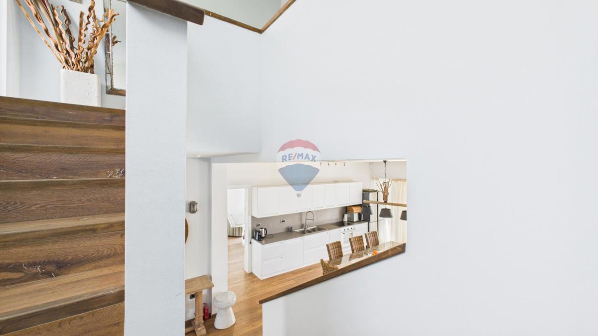 Casa moderna di lusso con piscina e jacuzzi su ampio terreno