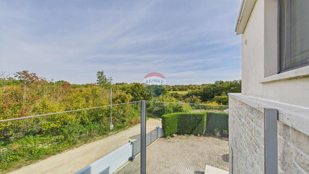 Casa moderna di lusso con piscina e jacuzzi su ampio terreno