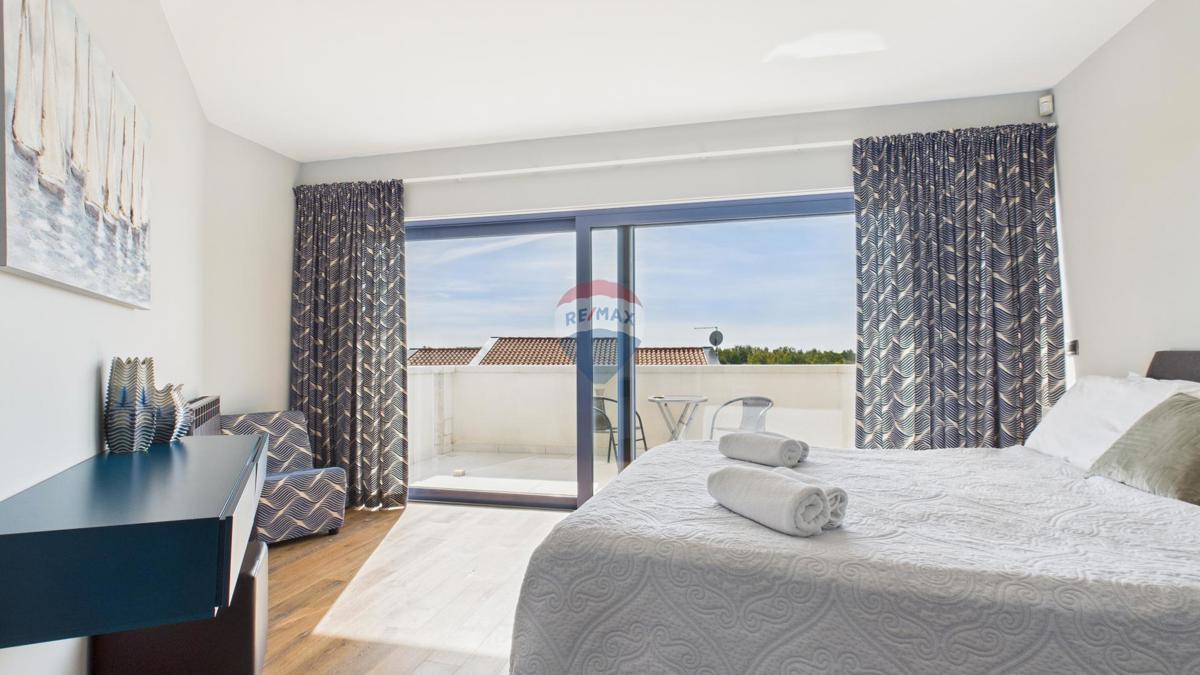 Casa moderna di lusso con piscina e jacuzzi su ampio terreno