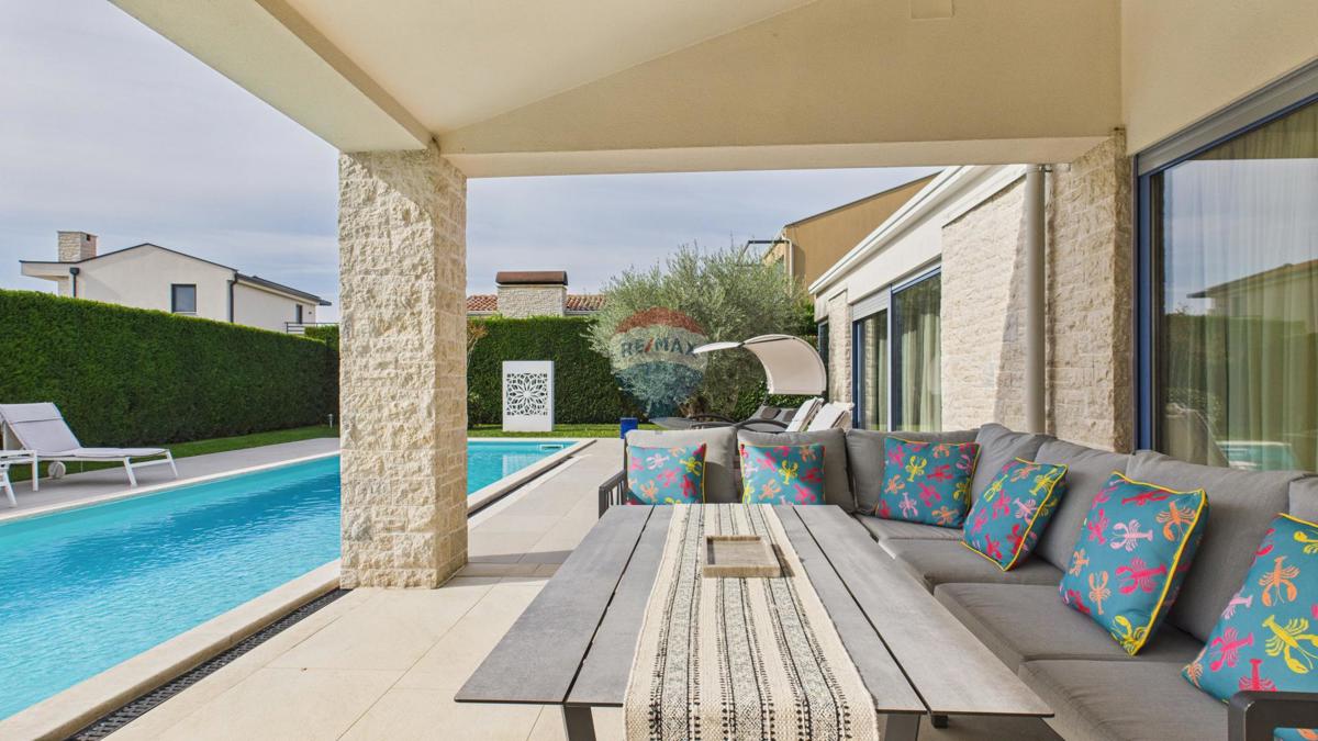 Casa moderna di lusso con piscina e jacuzzi su ampio terreno