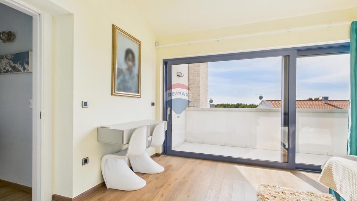 Casa moderna di lusso con piscina e jacuzzi su ampio terreno