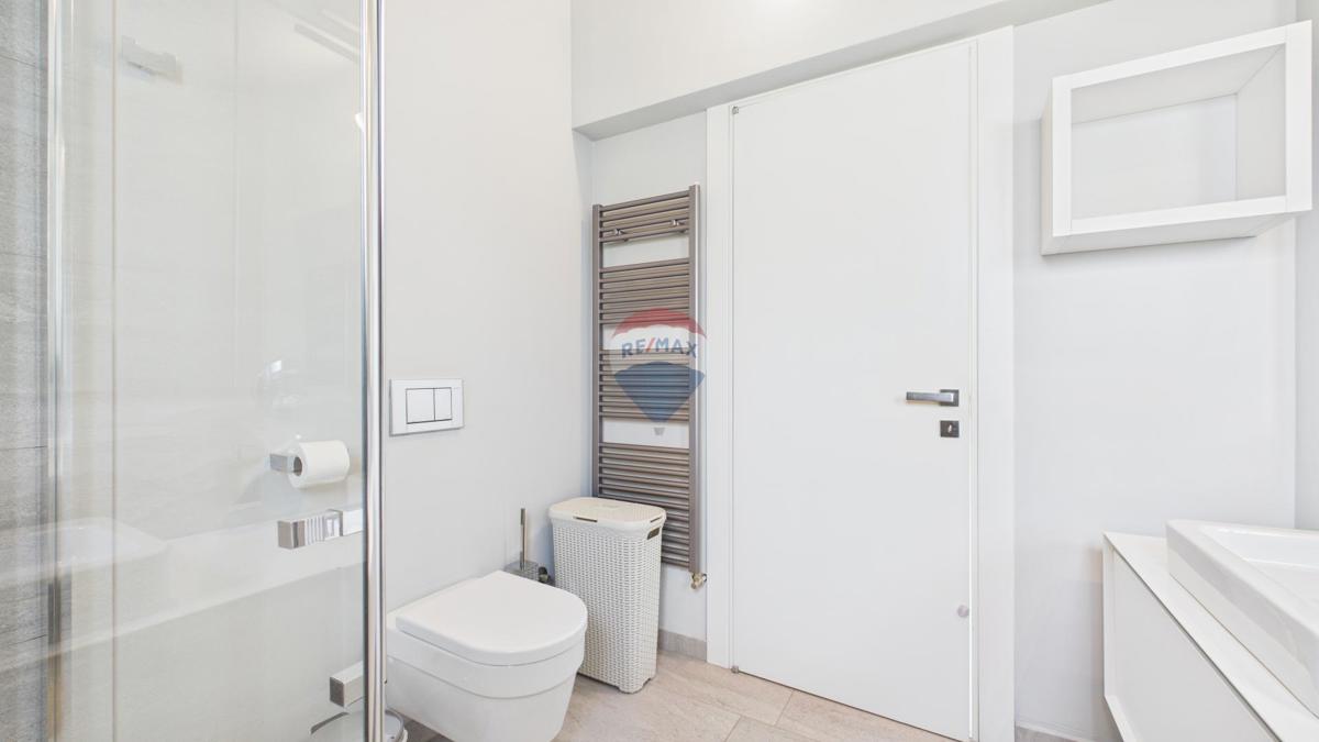 Casa moderna di lusso con piscina e jacuzzi su ampio terreno