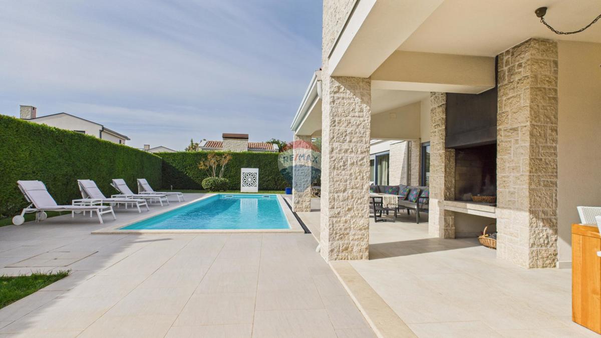 Casa moderna di lusso con piscina e jacuzzi su ampio terreno