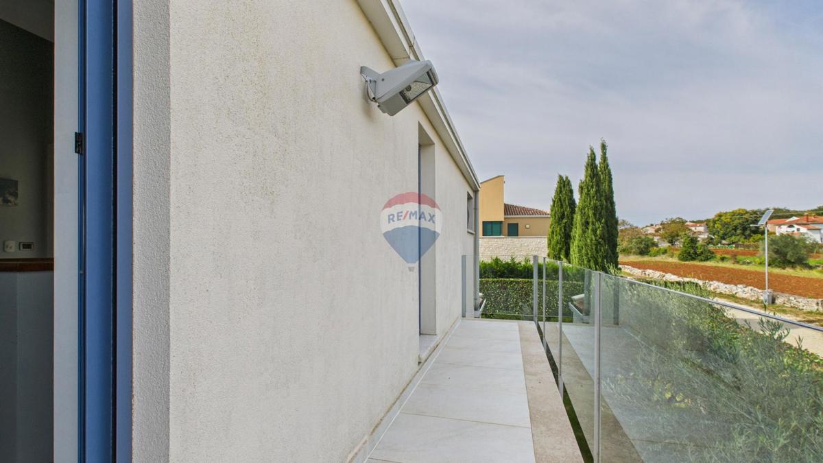 Casa moderna di lusso con piscina e jacuzzi su ampio terreno