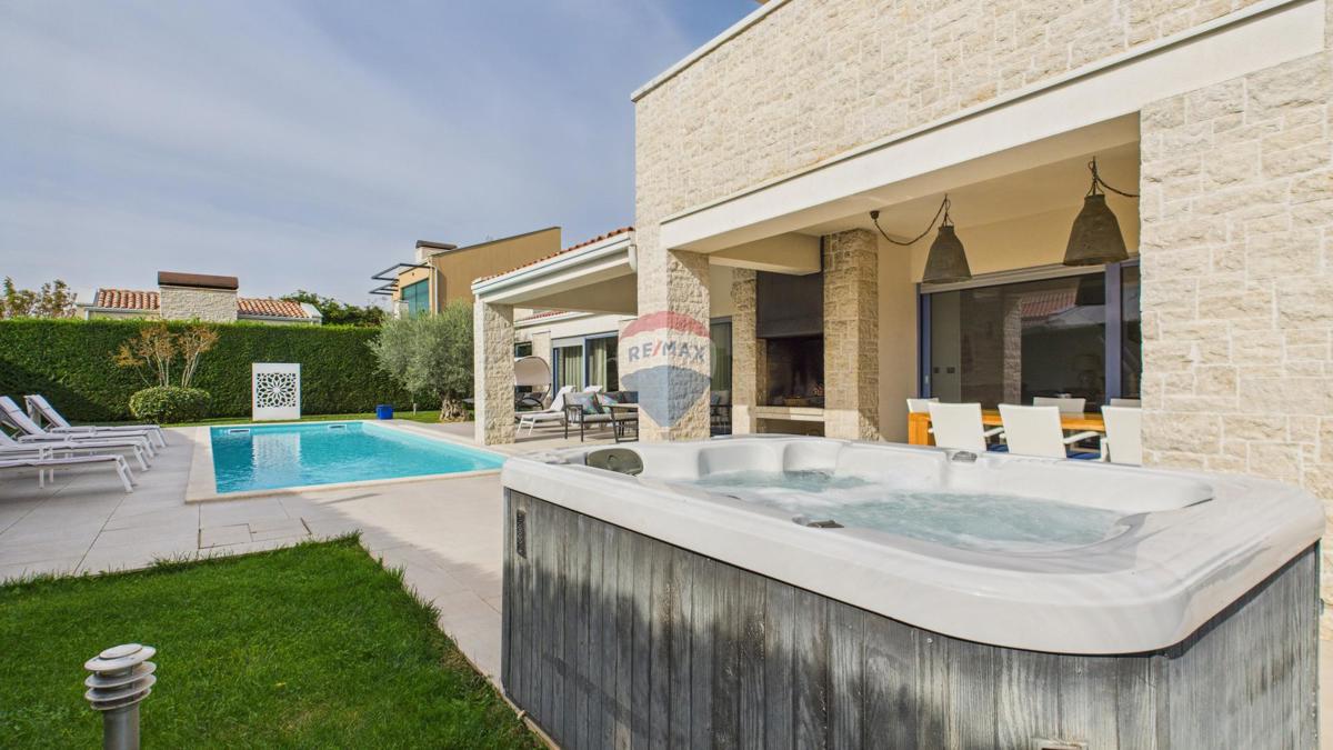 Casa moderna di lusso con piscina e jacuzzi su ampio terreno