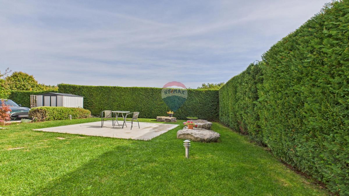 Casa moderna di lusso con piscina e jacuzzi su ampio terreno