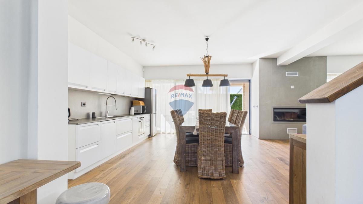 Casa moderna di lusso con piscina e jacuzzi su ampio terreno