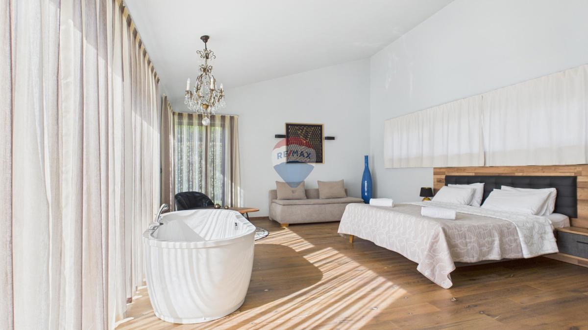 Casa moderna di lusso con piscina e jacuzzi su ampio terreno