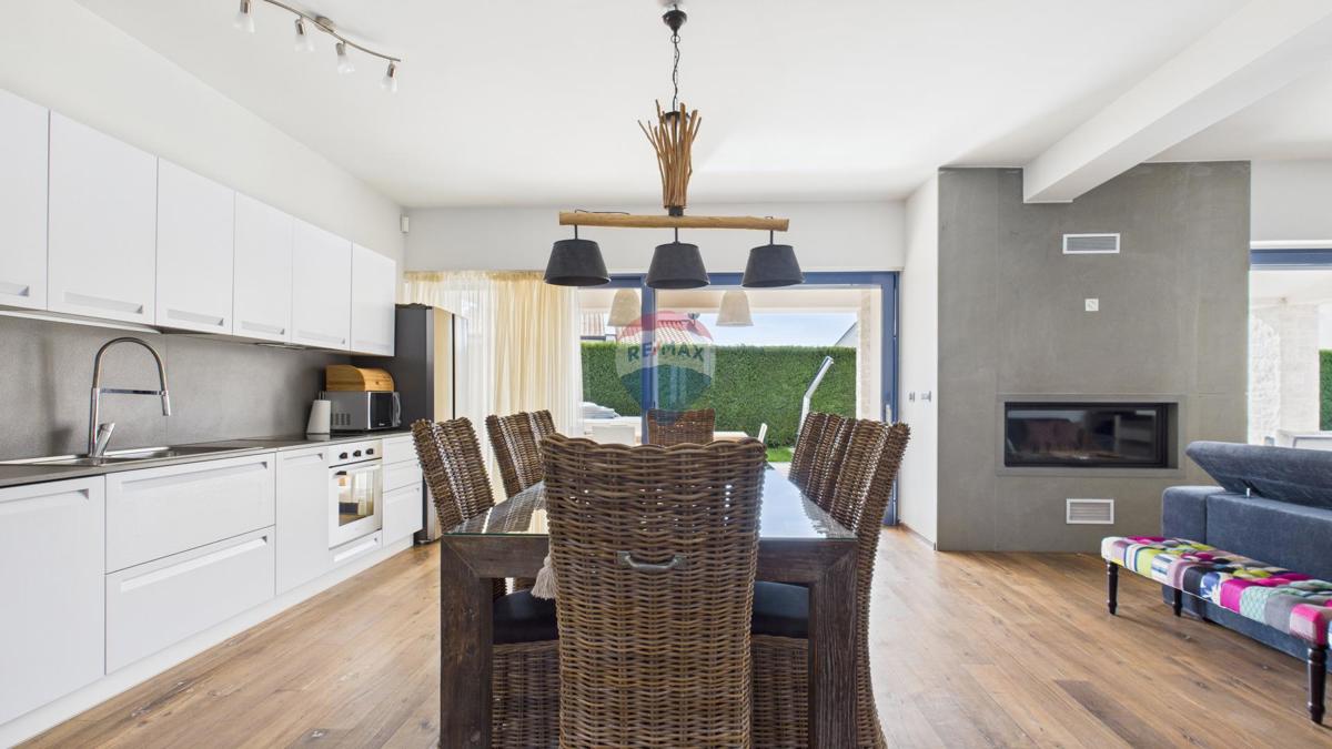 Casa moderna di lusso con piscina e jacuzzi su ampio terreno