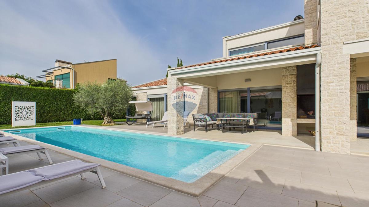 Casa moderna di lusso con piscina e jacuzzi su ampio terreno