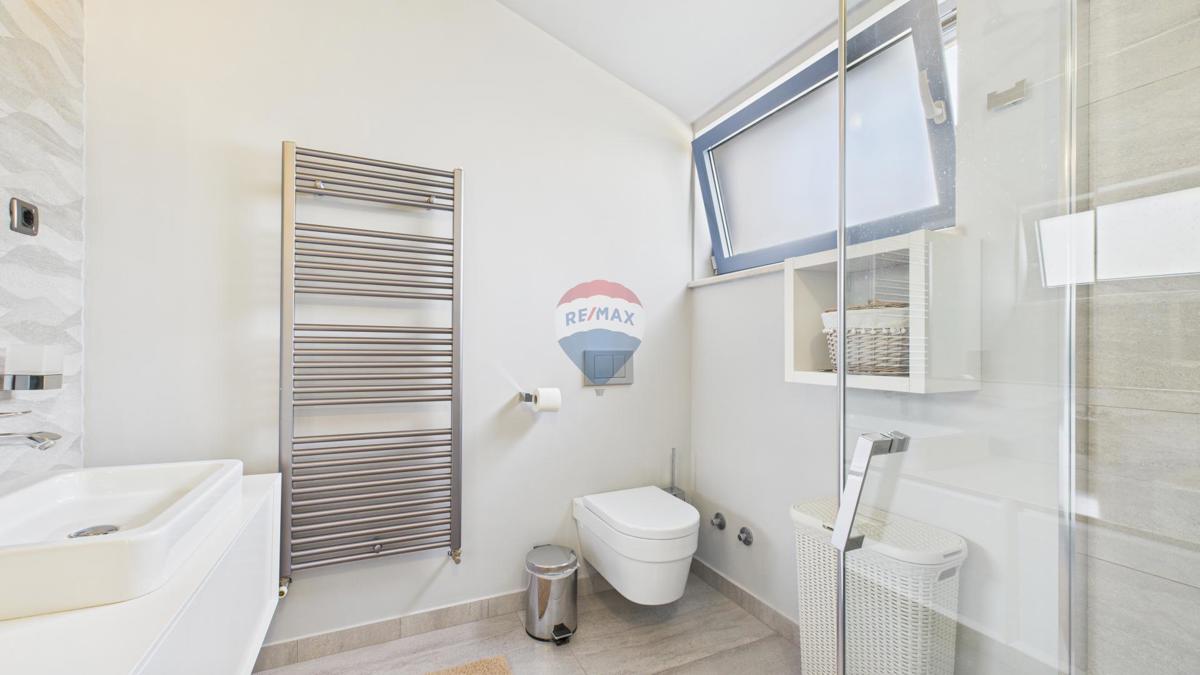 Casa moderna di lusso con piscina e jacuzzi su ampio terreno