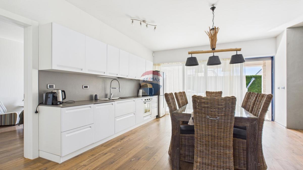 Casa moderna di lusso con piscina e jacuzzi su ampio terreno