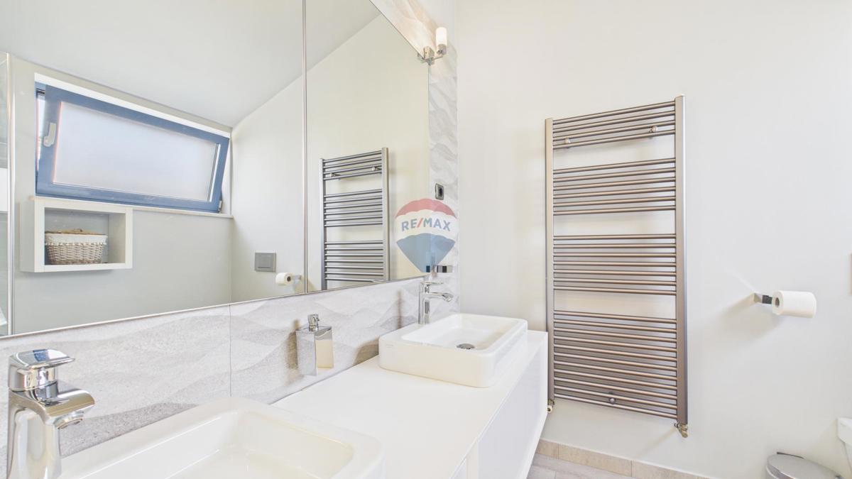 Casa moderna di lusso con piscina e jacuzzi su ampio terreno