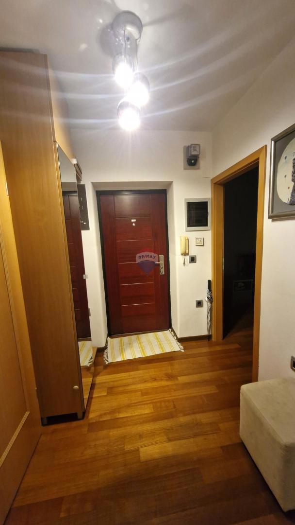 Istria, Pola, Centro – Appartamento 62 m², 2 Balconi, Parcheggio, Arredato