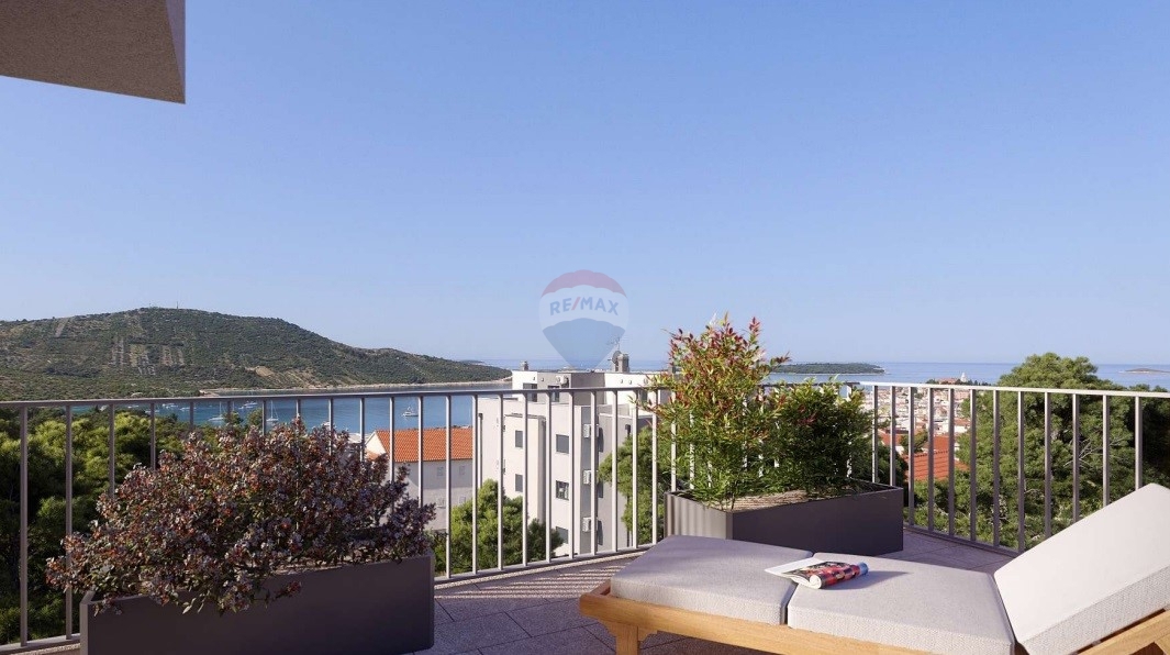 Attico con terrazza sul tetto e splendida vista, Primošten