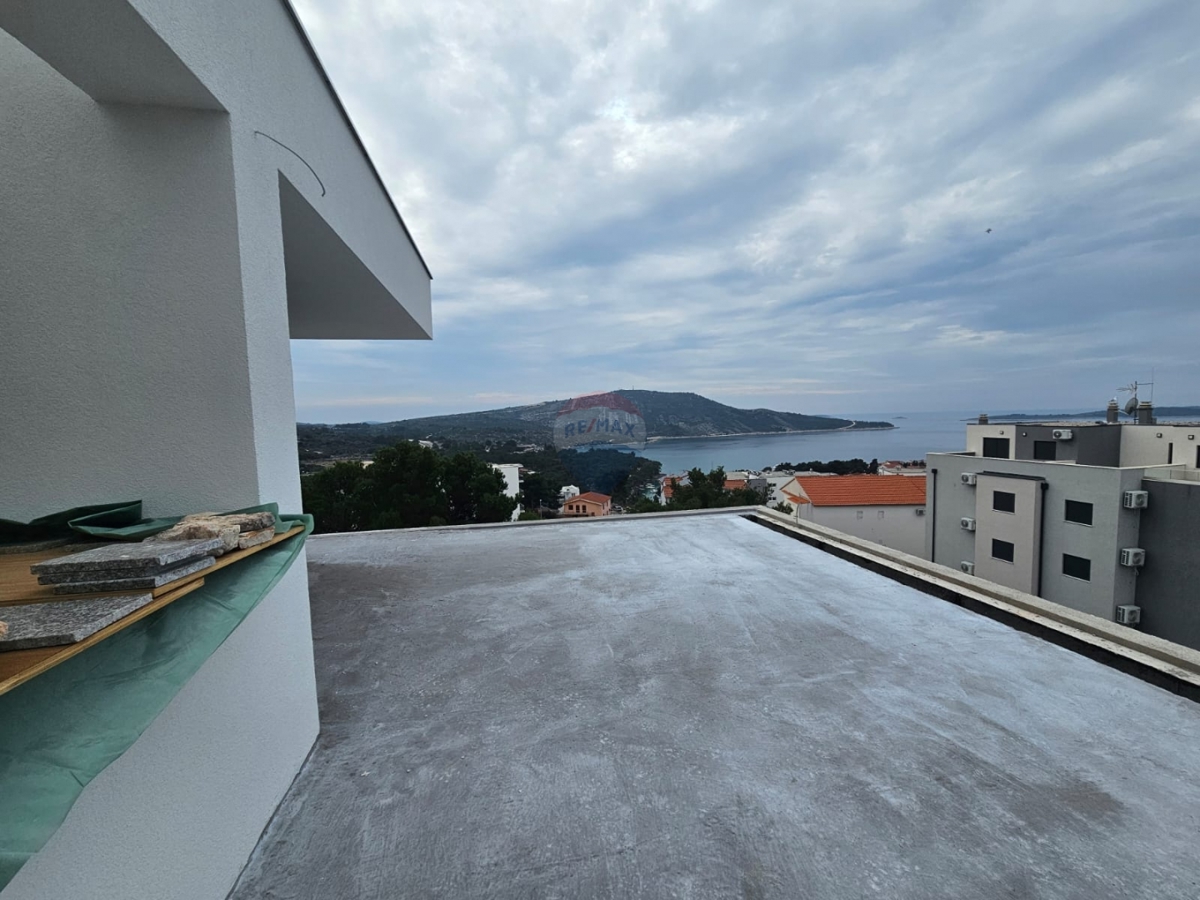 Attico con terrazza sul tetto e splendida vista, Primošten