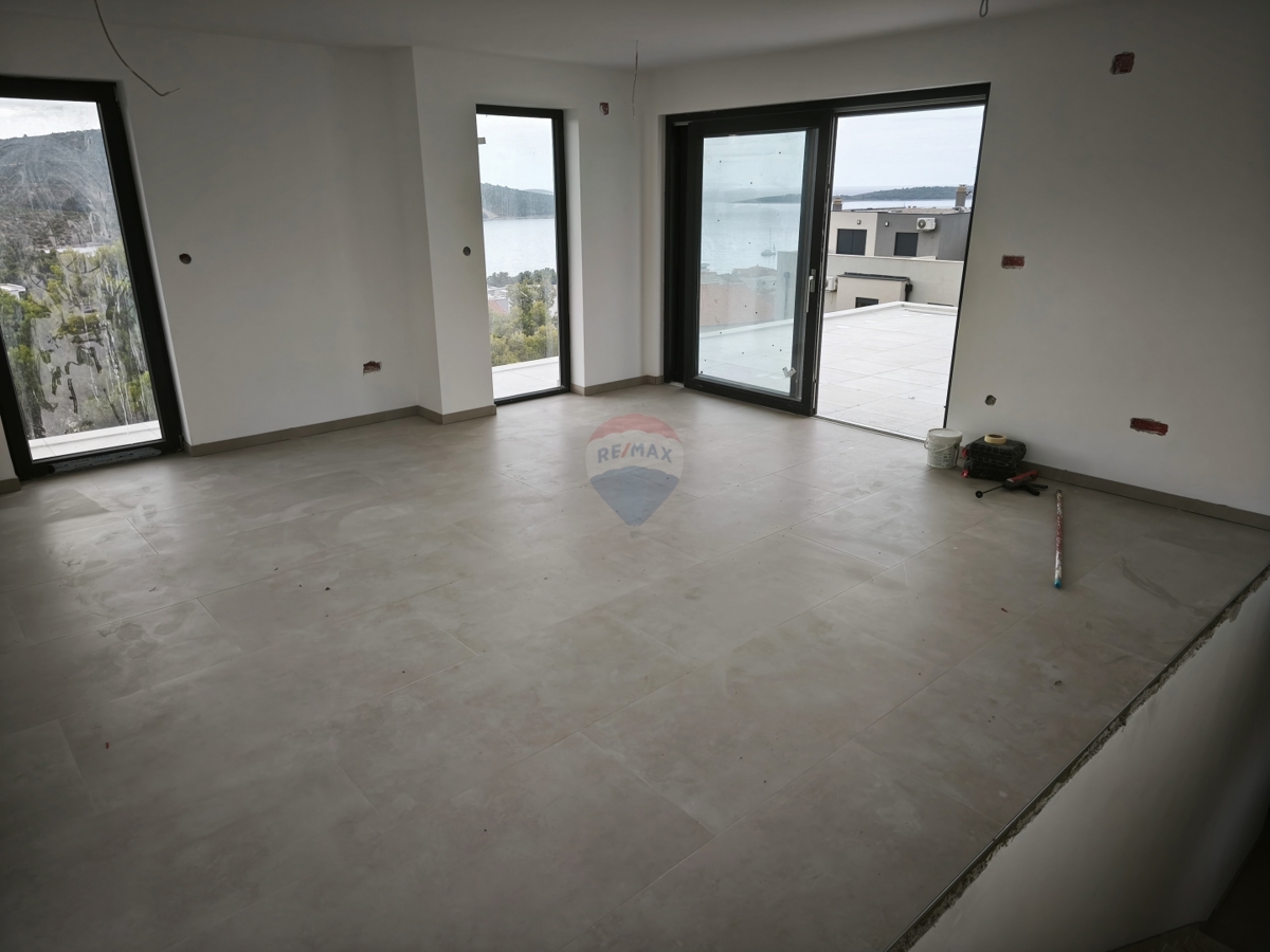 Attico con terrazza sul tetto e splendida vista, Primošten