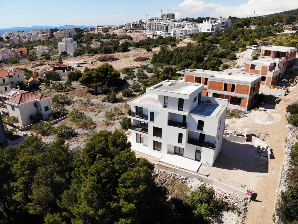 Attico con terrazza sul tetto e splendida vista, Primošten