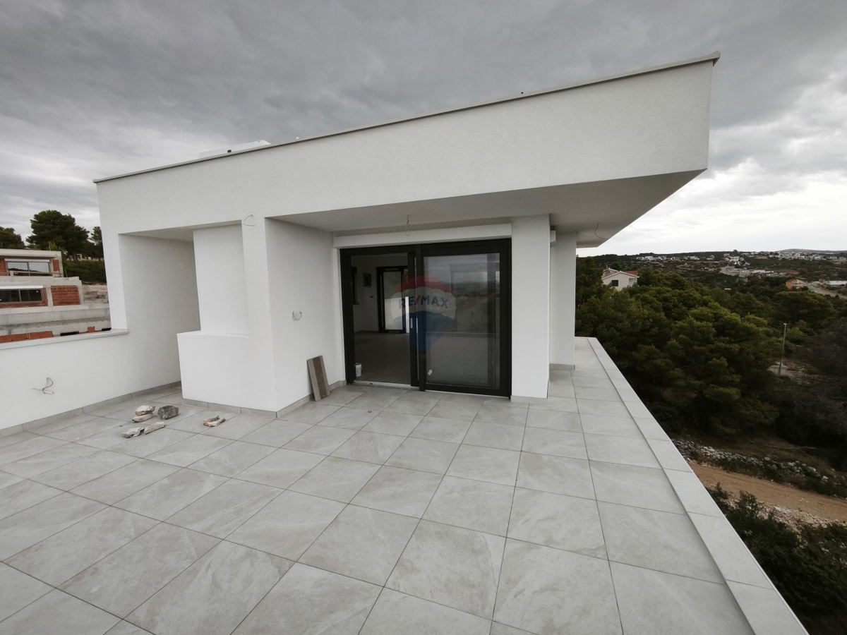 Attico con terrazza sul tetto e splendida vista, Primošten