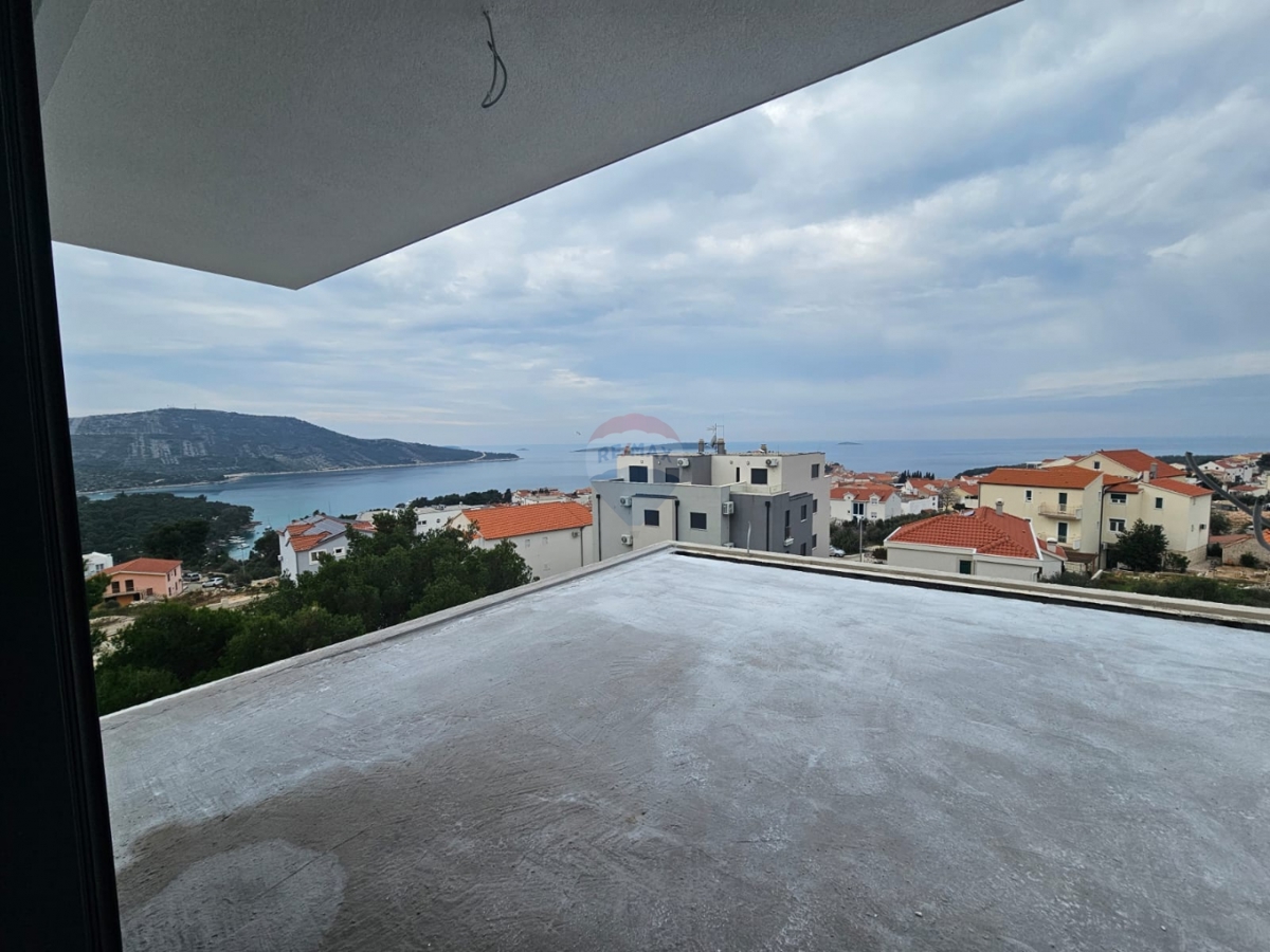 Attico con terrazza sul tetto e splendida vista, Primošten