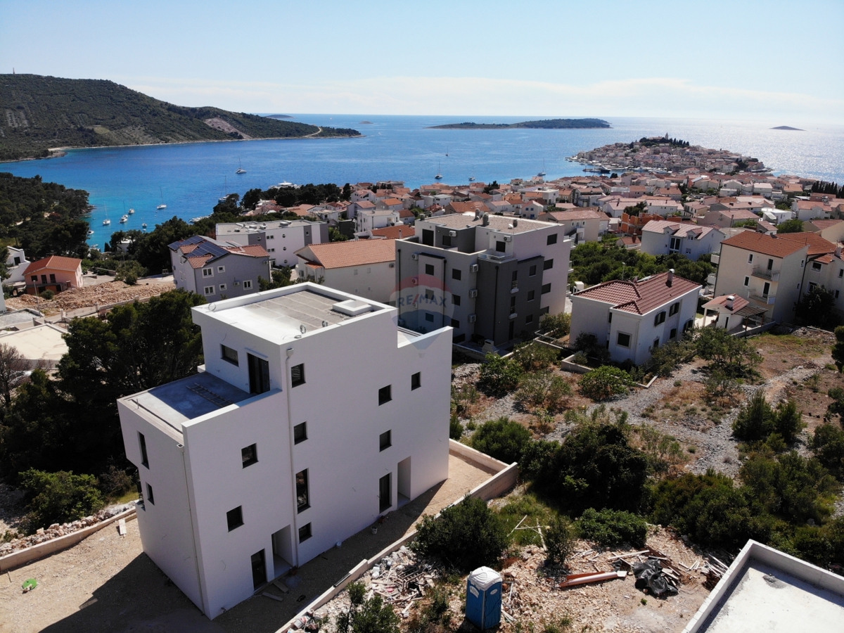 Attico con terrazza sul tetto e splendida vista, Primošten