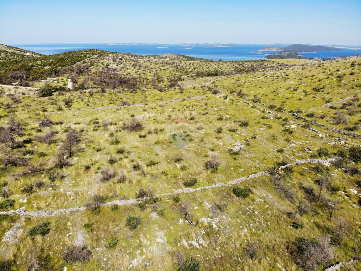 Terreno agricolo con grande potenziale 13010 m2, Primošten