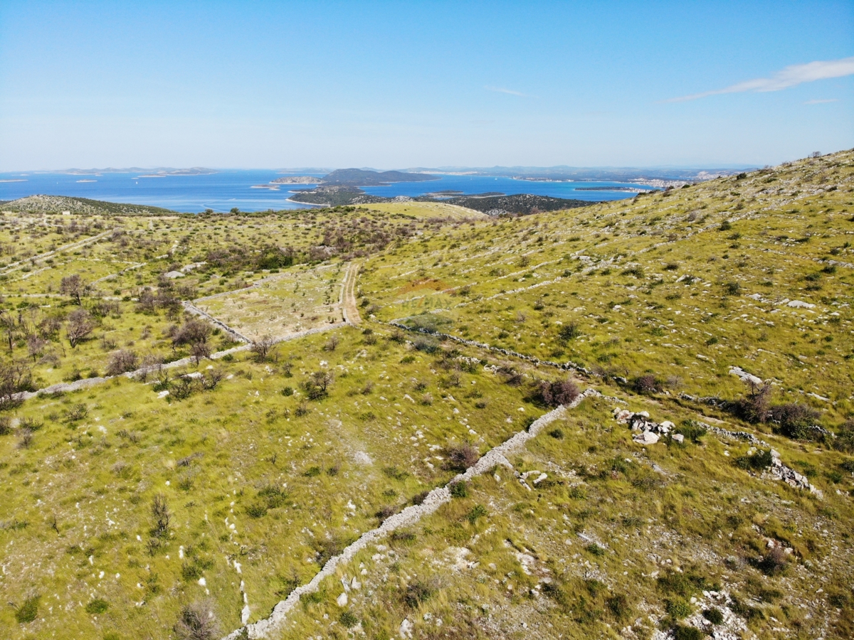 Terreno agricolo con grande potenziale 13010 m2, Primošten