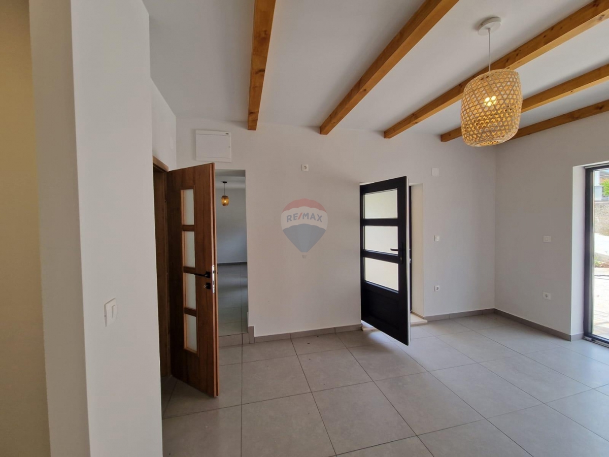 Casa in un ambiente tranquillo, Vrsine, Marina