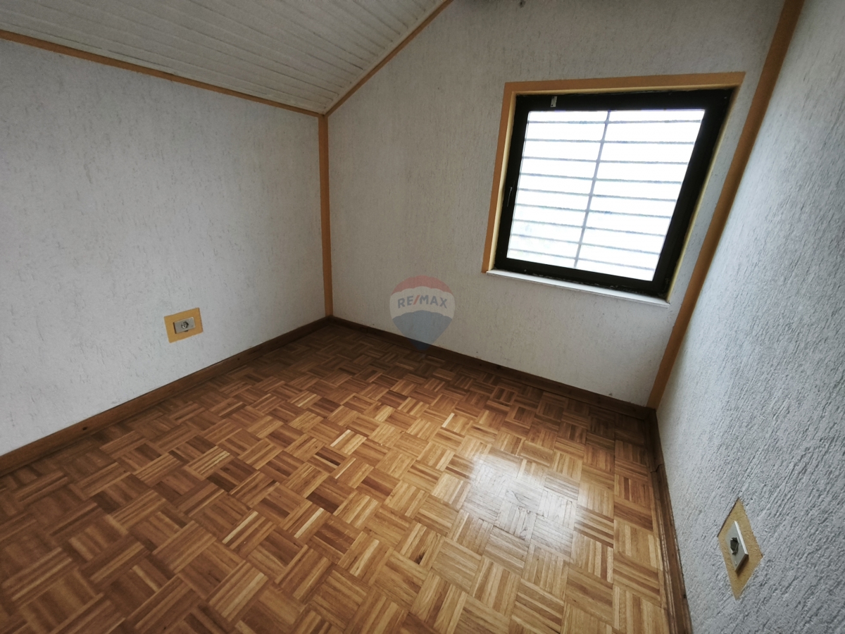 Casa da ristrutturare in un ambiente tranquillo, Dvornica- Rogoznica