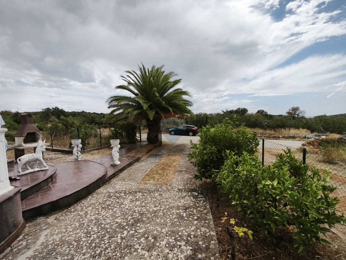 Casa da ristrutturare in un ambiente tranquillo, Dvornica- Rogoznica