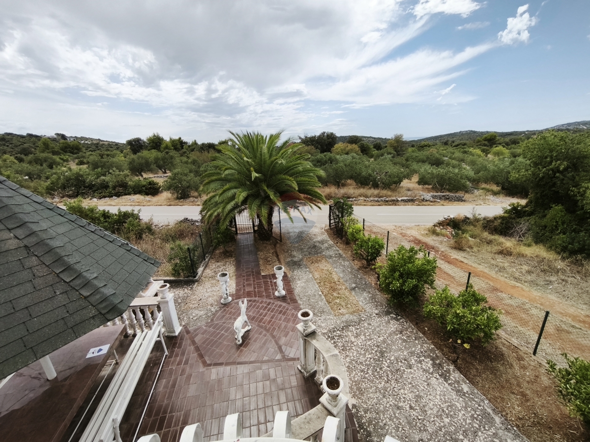 Casa da ristrutturare in un ambiente tranquillo, Dvornica- Rogoznica