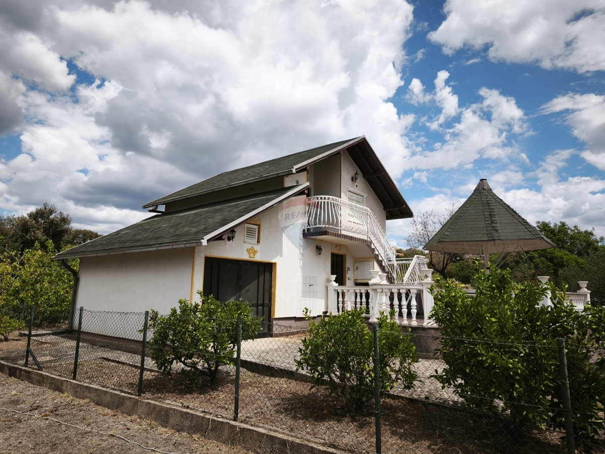 Casa da ristrutturare in un ambiente tranquillo, Dvornica- Rogoznica