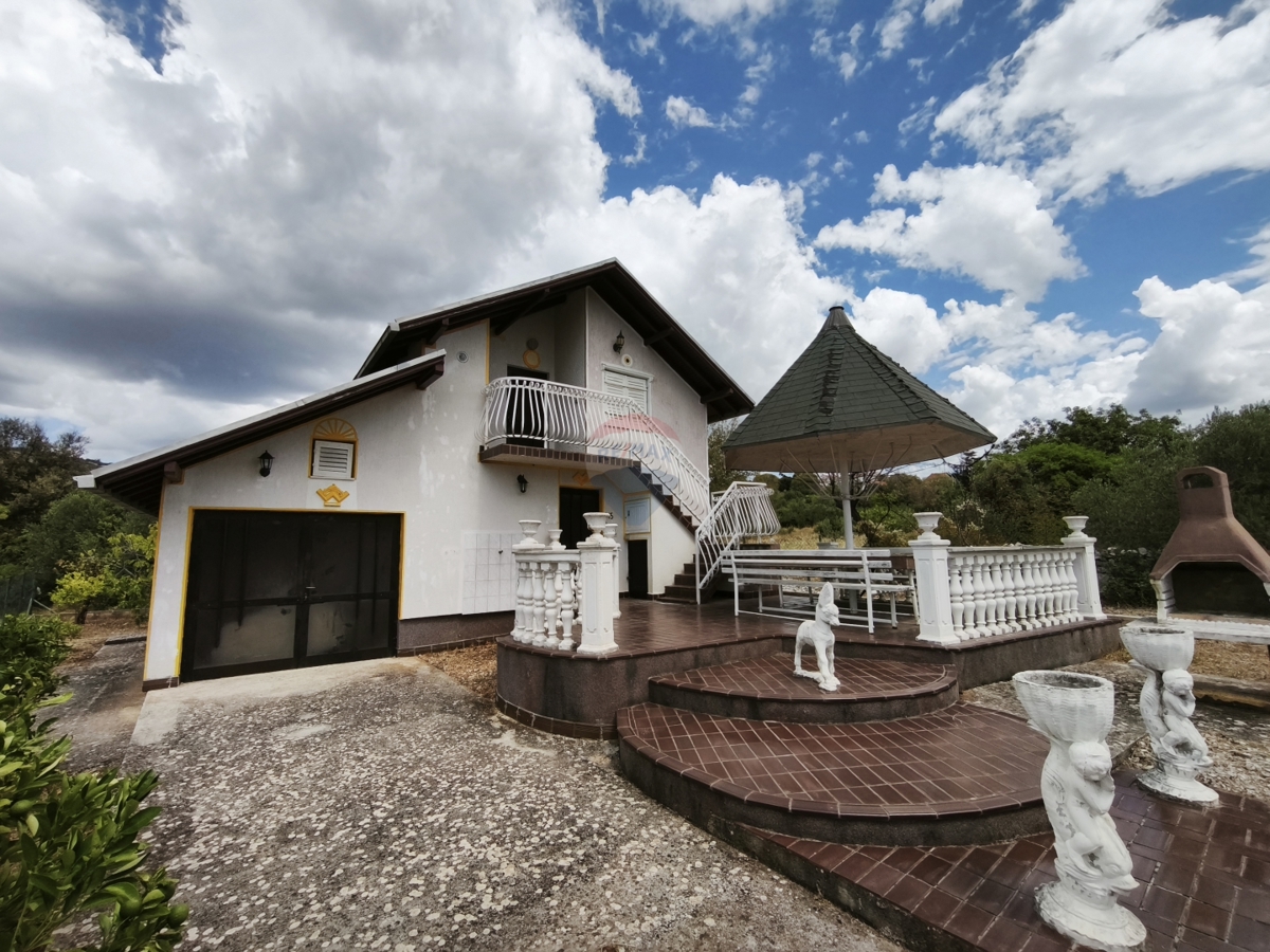 Casa da ristrutturare in un ambiente tranquillo, Dvornica- Rogoznica