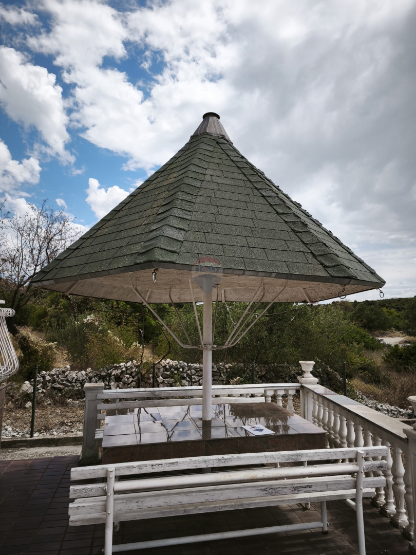 Casa da ristrutturare in un ambiente tranquillo, Dvornica- Rogoznica