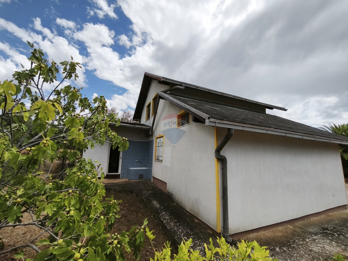 Casa da ristrutturare in un ambiente tranquillo, Dvornica- Rogoznica